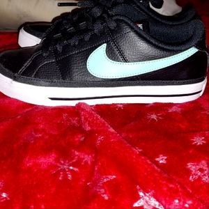 Women's Nike court legacy